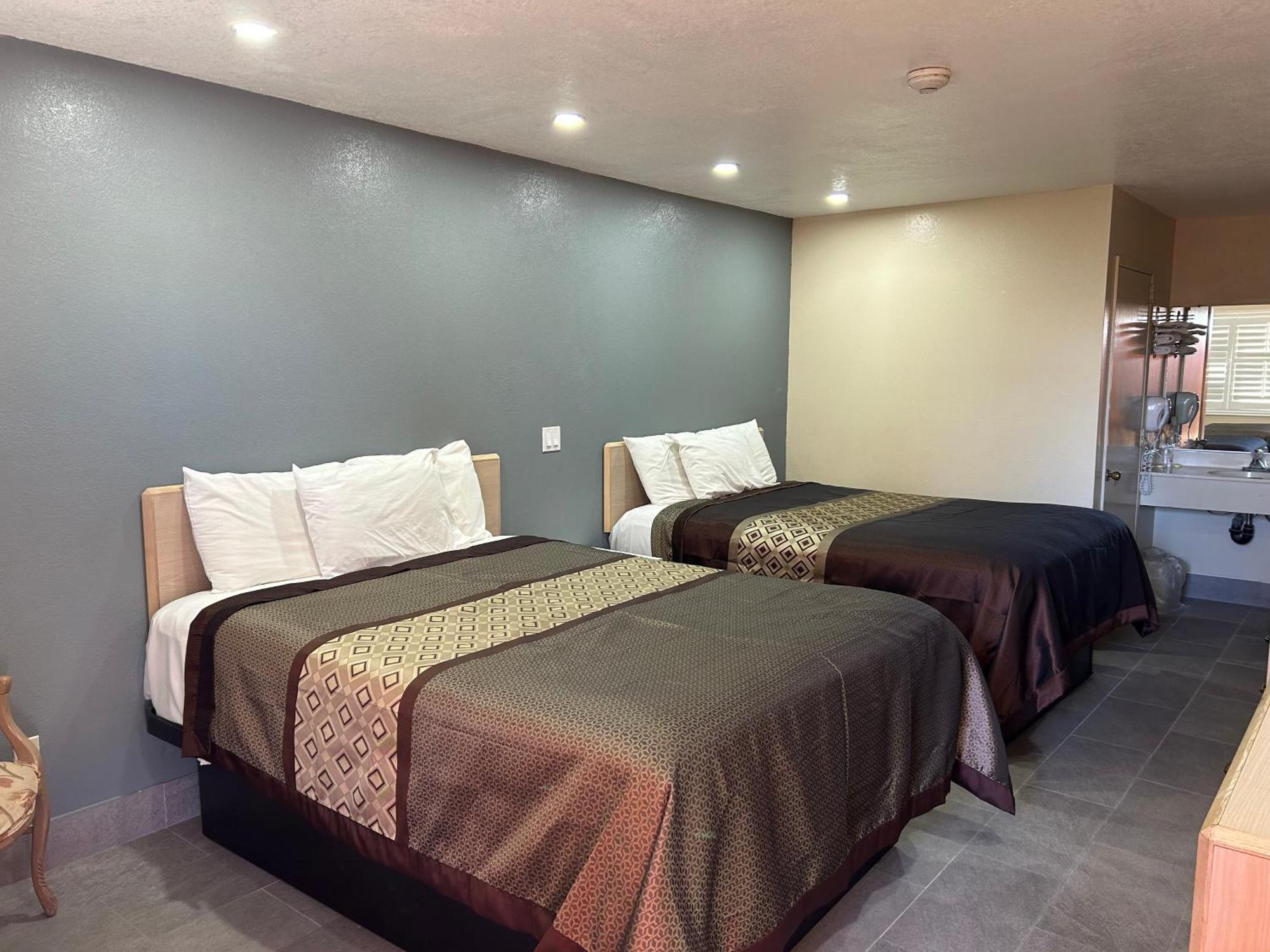California Inn Hotel And Suites Adelanto Us 395 Eksteriør bilde